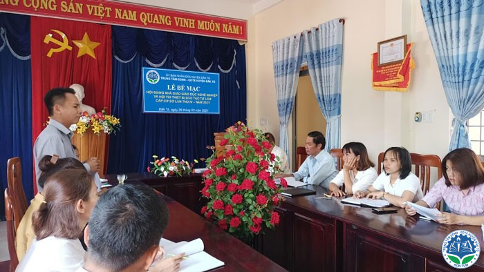 Ông Trần Thái Hưng - Tổ phó Tổ Giáo vụ, thay mặt Ban Tổ chức Hội giảng, Hội thi thông qua báo cáo tổng kết Hội giảng, Hội thi