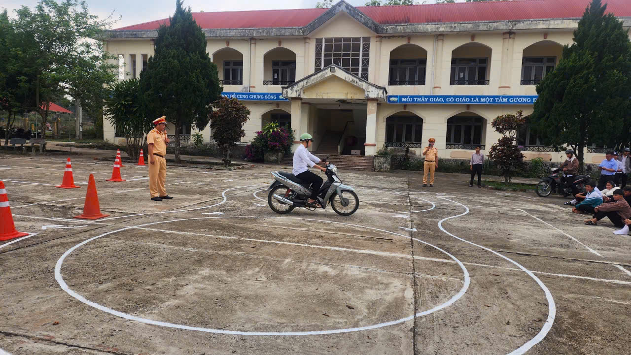 Trung tâm GDNN - GDTX Đăk Tô tổ chức thành công Chương trình ngoại khóa Tuyên truyền pháp luật và hướng dẫn kỹ năng lái xe an toàn