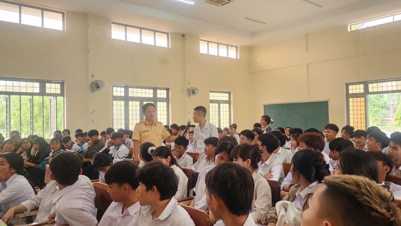 Trung tâm GDNN - GDTX Đăk Tô tổ chức thành công Chương trình ngoại khóa Tuyên truyền pháp luật và hướng dẫn kỹ năng lái xe an toàn