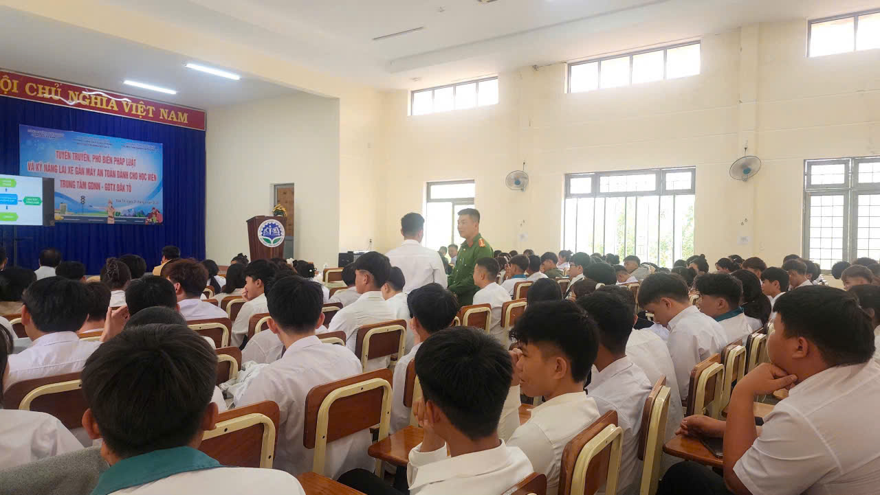 Trung tâm GDNN - GDTX Đăk Tô tổ chức thành công Chương trình ngoại khóa Tuyên truyền pháp luật và hướng dẫn kỹ năng lái xe an toàn